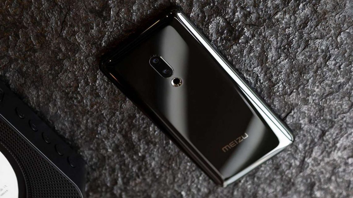 Un
smartphone minimaliste sans boutons ni haut-parleur Un
smartphone minimaliste sans boutons ni haut-parleur