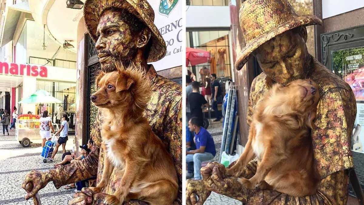 Un chiot aide son père, un artiste de rue, dans sa routine de statue humaine