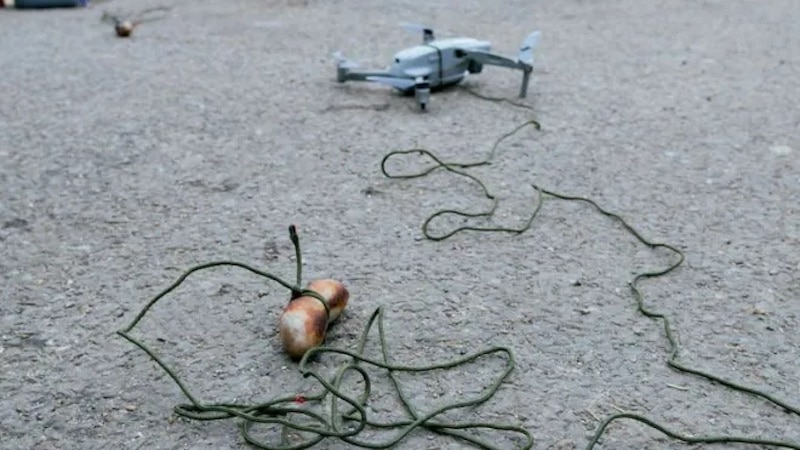 Un homme sauve un chiot des inondations après avoir attaché sa saucisse à un drone