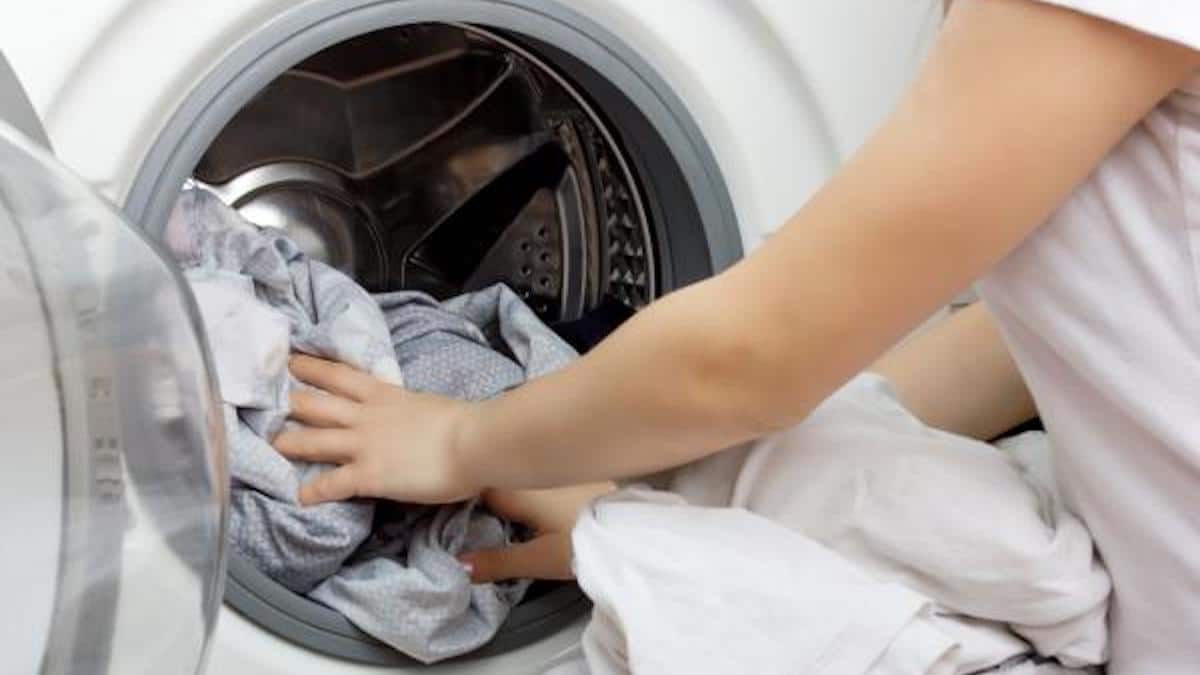 Comment enlever les cheveux des vêtements dans la machine à laver ?