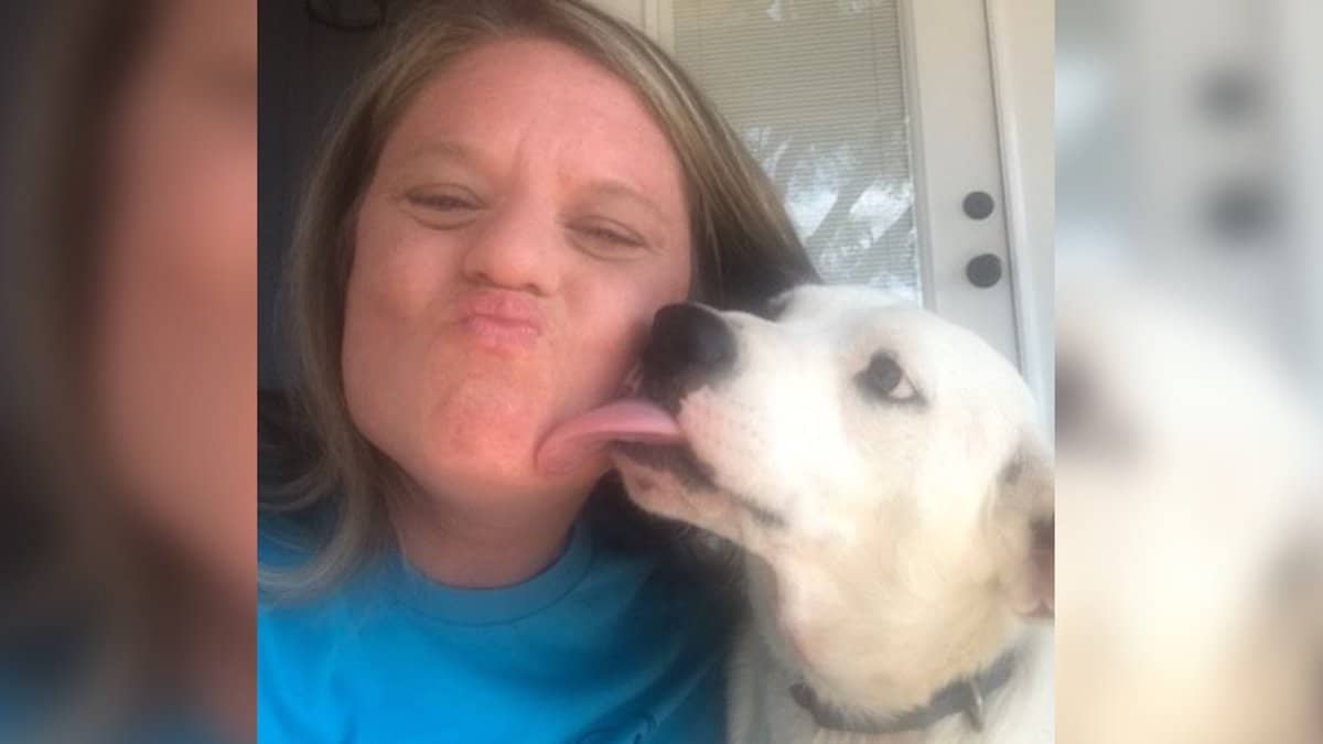 Un chien sourd enchaîné depuis des années ne peut s'empêcher d'embrasser la femme qui l'a sauvé