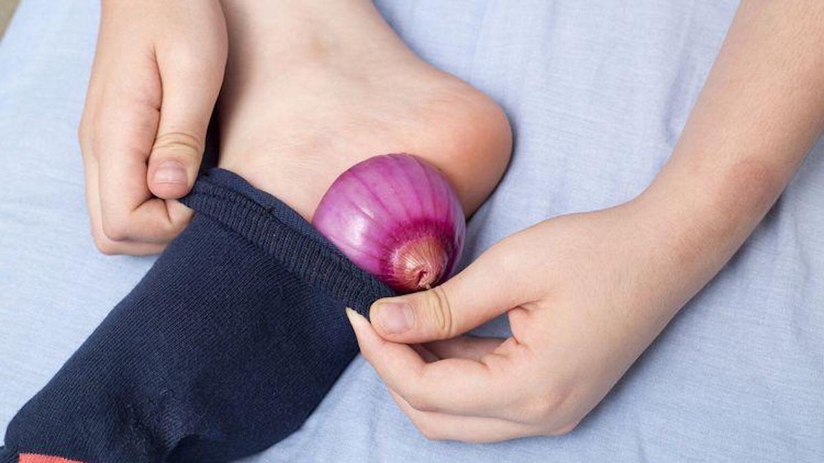 Voici les avantages pour la santé de dormir avec un oignon sur les pieds.