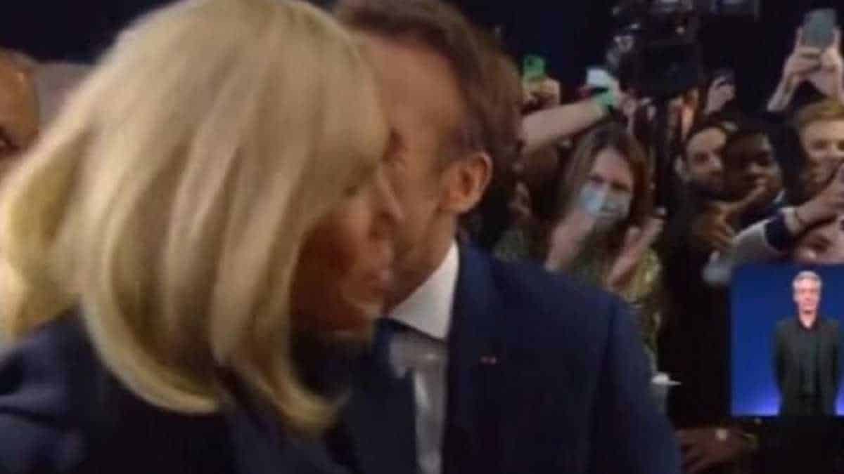 Brigitte Macron en plein direct : esquive le bisou du Président