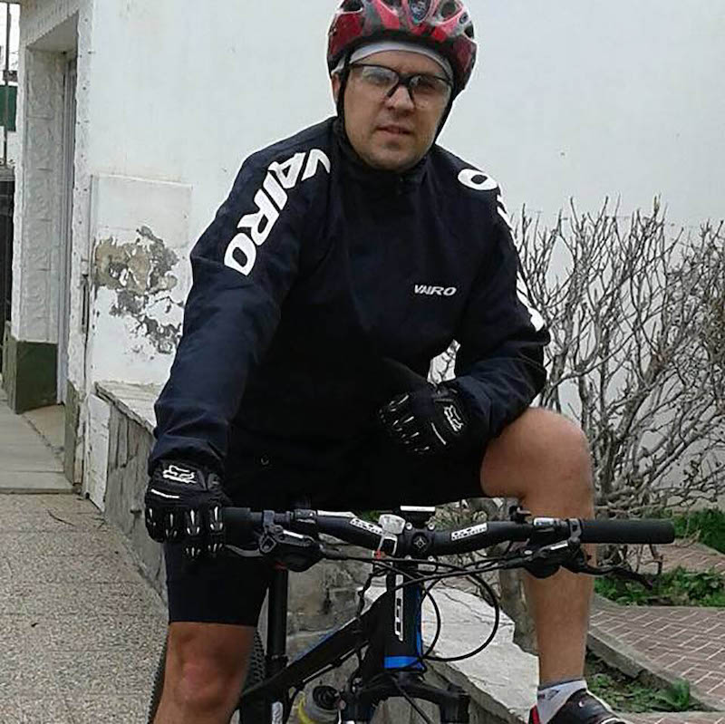 Vidéo: Un cycliste trouve un chiot sans défense abandonné sur une route isolée 34 cycliste