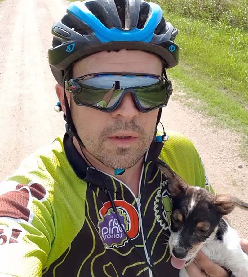 Vidéo: Un cycliste trouve un chiot sans défense abandonné sur une route isolée 35 chiot