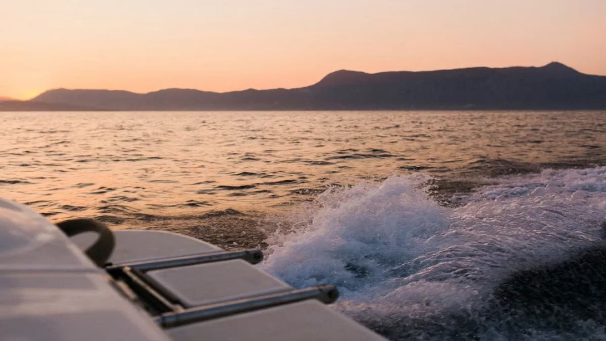 Un pêcheur a filmé le moment effrayant où une étrange créature marine l'a poursuivi