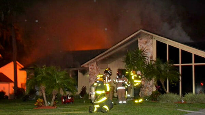 Ce chien héroïque sauve deux enfants de leur maison en flammes