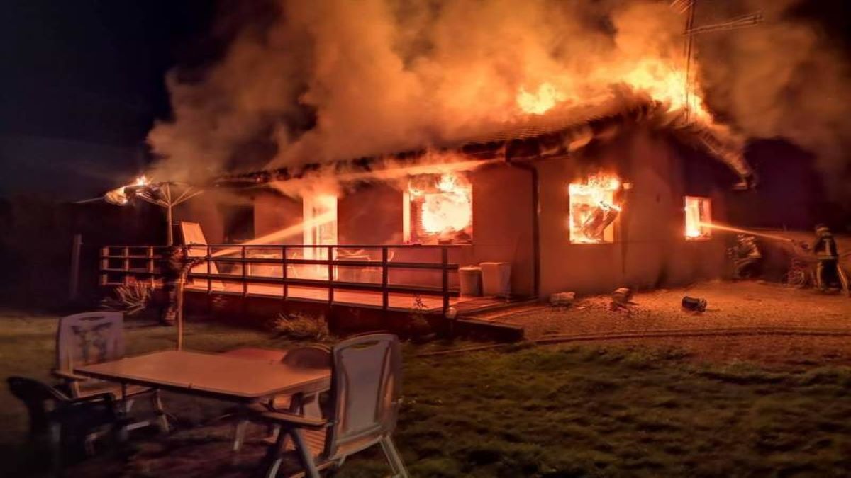 Son chien lui sauve la vie alors qu'elle dormait, sa maison était en flammes !