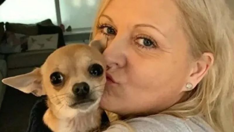 Son chien a fait caca dans sa bouche pendant qu'elle dormait, elle a failli mourir