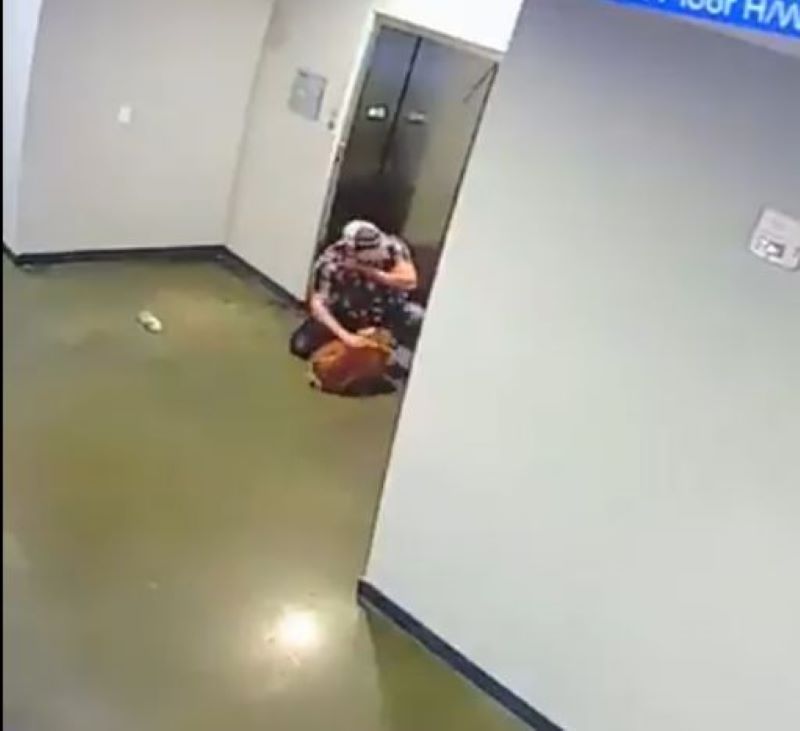 Son chien tenu en laisse reste bloqué à l'extérieur de l'ascenseur, cet homme le sauve