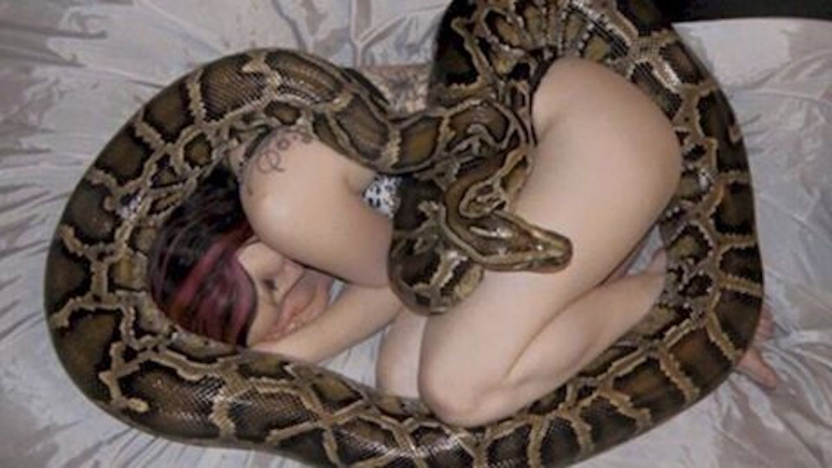 Elle dormait chaque nuit avec son python, son médecin lui fait une terrible révélation