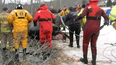 Cette jument de 900 kilos est coincée dans la glace, un sauvetage incroyable !