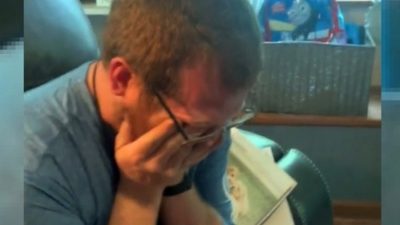 Son mari est inconsolable depuis la perte de son chien, elle lui fait une surprise de taille
