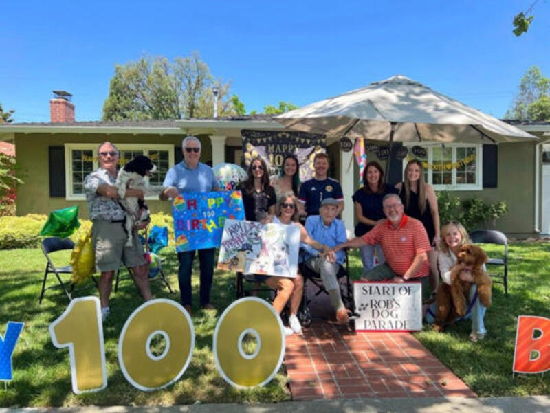 Un grand-père fête ses 100 ans et sa famille organise un défilé de chiens pour lui