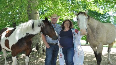 Ce cheval vole la vedette lors d’une séance photo de ses propriétaires, et c’est hilarant !