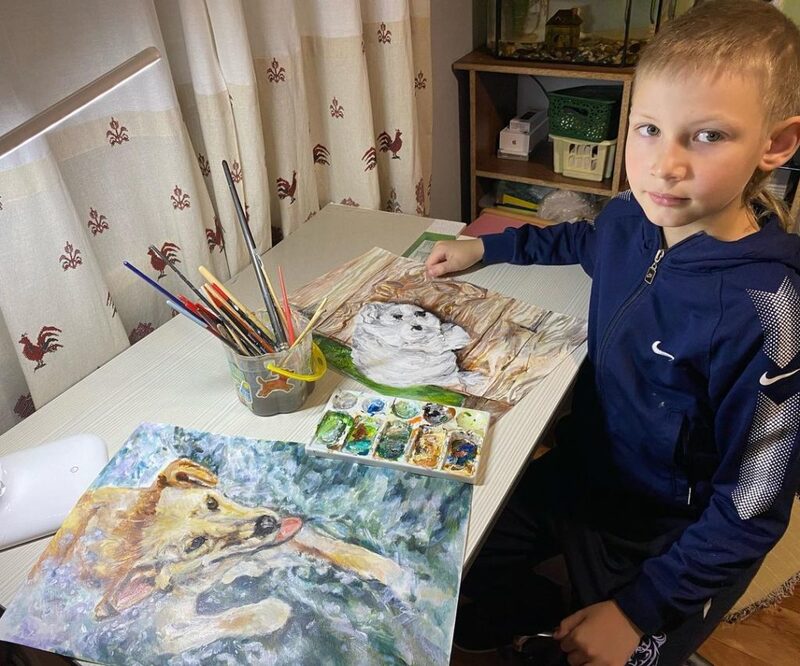 Le garçon peint des tableaux, les vend et utilise l'argent pour aider les chiots dans le besoin !