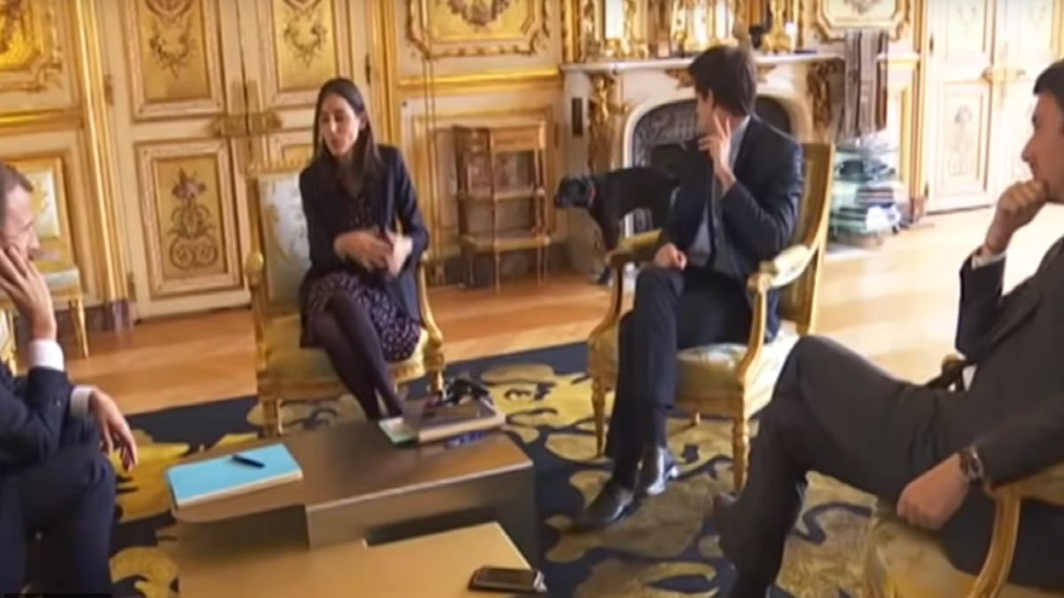 Le chien du Président Emmanuel Macron urine dans le salon de l’Élysée en pleine réunion