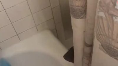 Elle se douche lorsqu’une truffe de chien apparaît soudainement, la Toile hilare