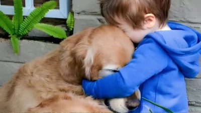 Malade, ce jeune garçon fait ses adieux à son chien, un miracle va alors se produire