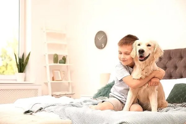Très malade, un garçon fait ses adieux à son chien, pourtant un miracle va se produire