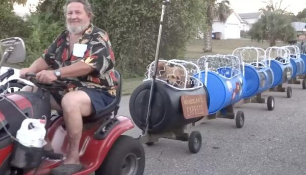 Ce couple construit un petit train pour transporter tous leurs chiens secourus
