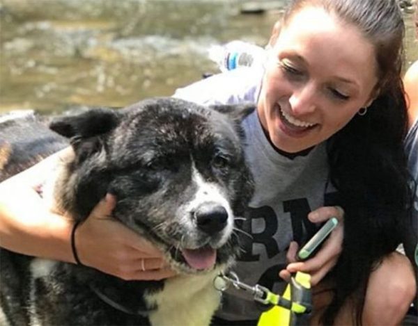 Elle a rendu visite à une chienne durant 1 an jusqu’à ce qu’elle puisse la ramener chez elle