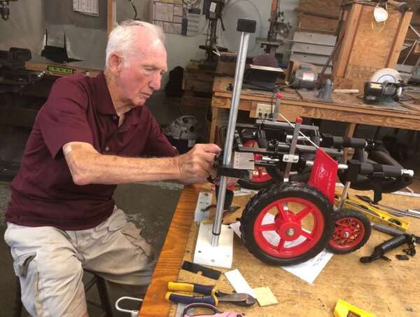 Cet ex-vétérinaire de 92 ans construit des fauteuils roulants pour que les chiens handicapés courent à nouveau