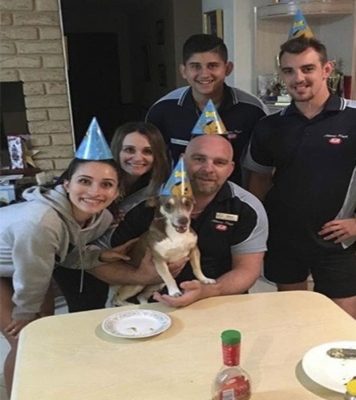 Il a 13 ans, pour son anniversaire, ce chien "fête" avec un gâteau et toute sa famille