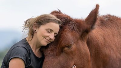 Cette femme a sauvé un jeune taureau, ils deviennent les meilleurs amis et inséparables
