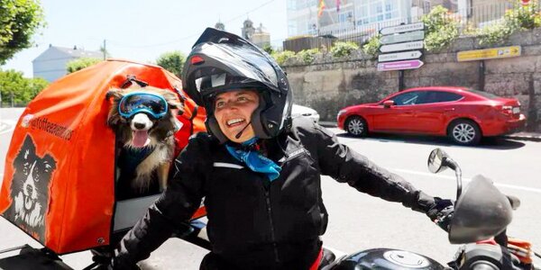 Elle voyage à moto avec son chien en toute sécurité, ils parcourent l'Espagne ensemble