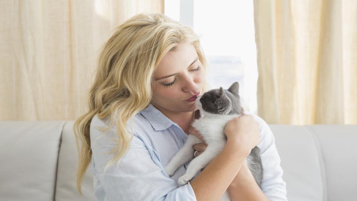 Votre chat préfère-t-il une personne à la maison ? 5 signes qui le trahissent