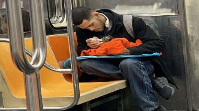 Il nourrit au biberon un chaton en détresse et surprend tout le monde dans le métro