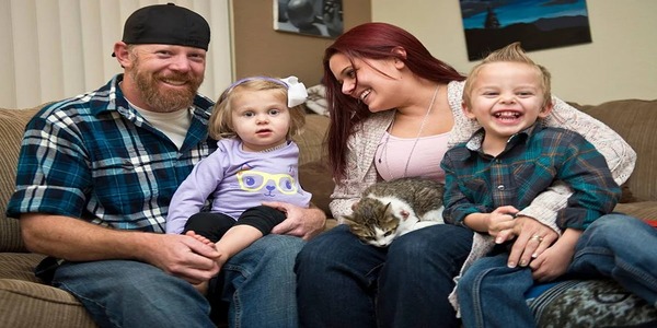 Une fillette perd un bras à cause d'un cancer et adopte un chat à 3 pattes, ils sont inséparables