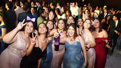 Une étudiante éblouit au bal de promo grâce à un accessoire surprenant