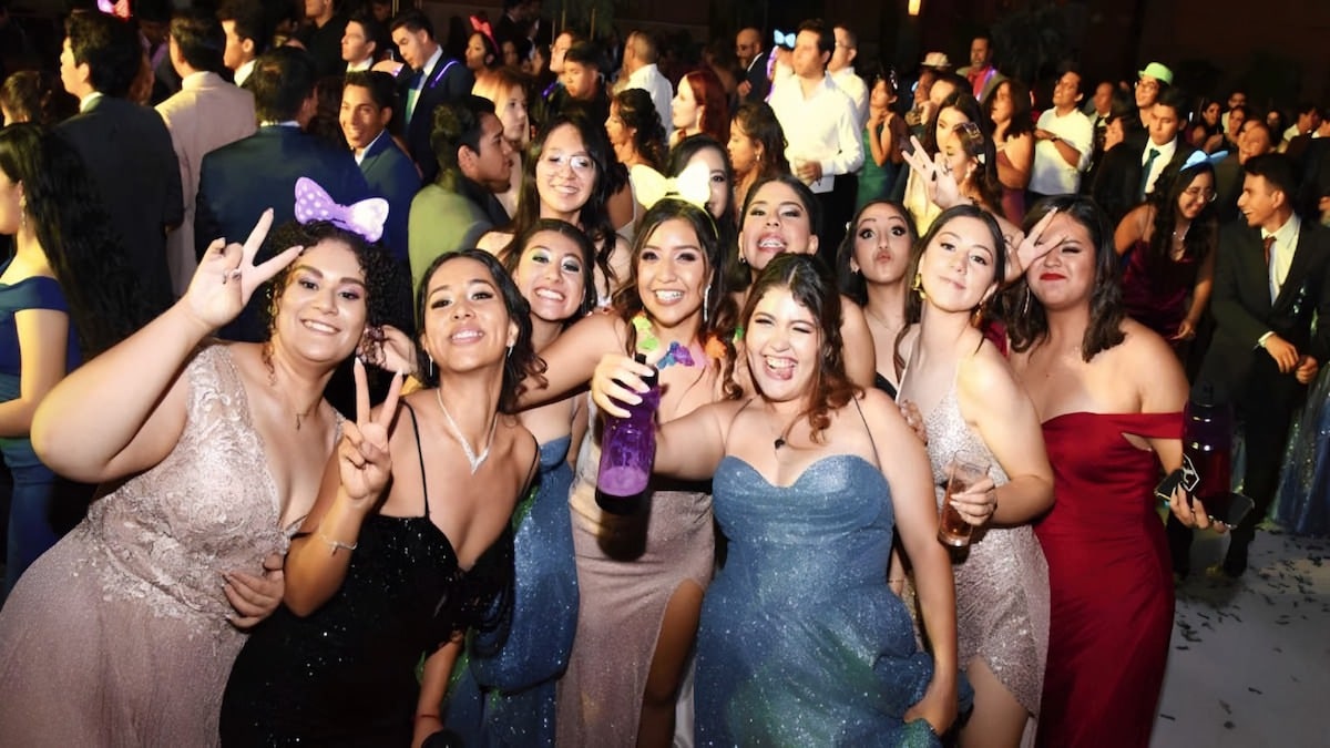 Une étudiante éblouit au bal de promo grâce à un accessoire surprenant