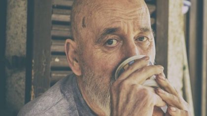 J'ai partagé un café avec un sans-abri, et la suite est incroyable