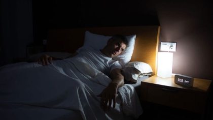 Découvrez les raisons pour lesquelles il est courant de se réveiller à 3 ou 4 heures du matin et comment l’éviter