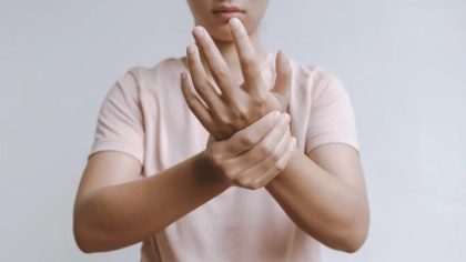 Mains engourdies ou picotantes : de quoi s’agit-il et quand s’inquiéter