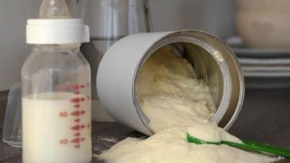 Plainte d'une mère : son bébé a vomi un ver de 6 centimètres après avoir bu du lait en poudre