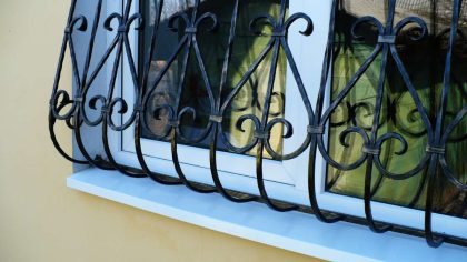 Pourquoi certaines grilles de fenêtre ont-elles une courbe en bas ?