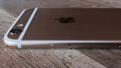 Pourquoi de plus en plus de gens posent leur téléphone face cachée sur la table ?