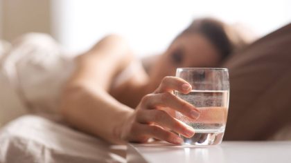 Pourquoi vous ne devriez jamais laisser un verre d'eau sur votre table de chevet