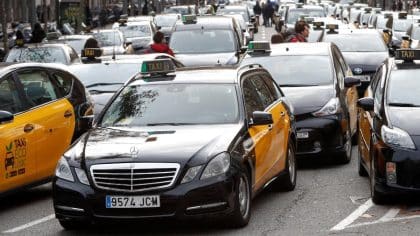 Sans espèces, elle reçoit une offre du taxi pour un paiement en nature