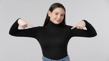 Un psychologue explique ce que cela signifie lorsqu'une personne porte beaucoup de vêtements noirs