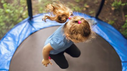 Une jeune fille décède après avoir sauté des heures sur un trampoline, la cause est tragique