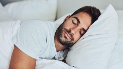 Voici ce que dormir sur le côté gauche peut apporter à notre cerveau, notre estomac et notre santé glymphatique