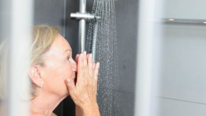 Voici le nombre de douches que vous devez prendre après 65 ans