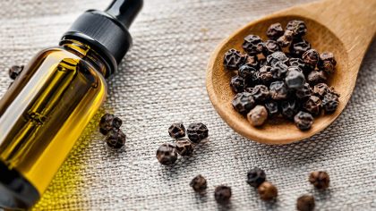 10 bienfaits de l'huile essentielle de poivre noir que vous ne connaissiez pas