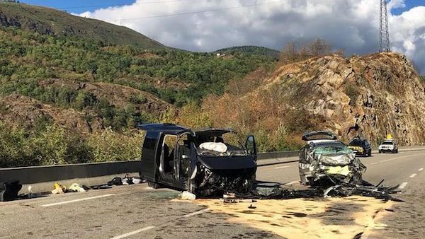7 personnes étaient dans la voiture, mais seulement 4 ont survécu à l'accident : à pleine vitesse, ils ont percuté un mur