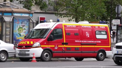 7 personnes étaient dans la voiture, mais seulement 4 ont survécu à l'accident : à pleine vitesse, ils ont percuté un mur
